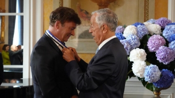 Tony Carreira condecorado em Paris pelo Presidente da República