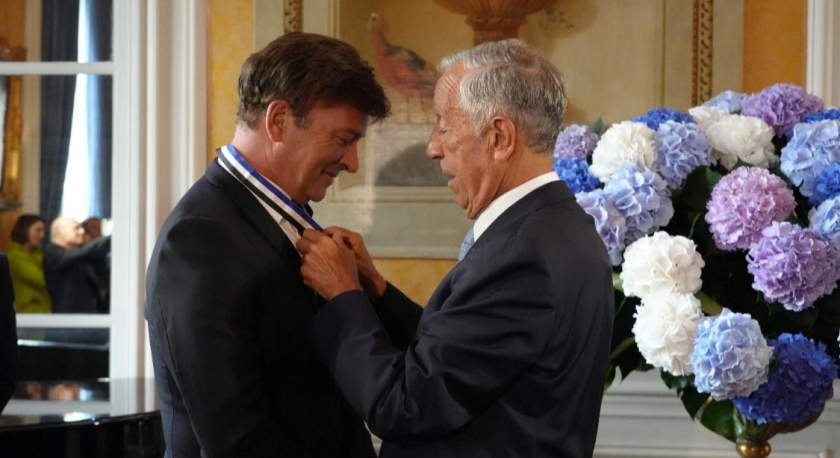 Tony Carreira condecorado em Paris pelo Presidente da República