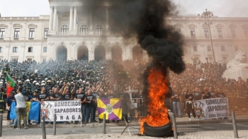 Imagem de Bombeiros em modo hooligan, Orçamento, Trump ou Harris