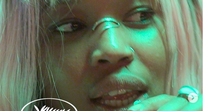 Imagem de Cleo Diára entrevistada no Holofote