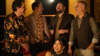 Imagem de Lunnae, “Introspection”