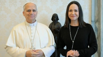 Imagem de Corina Machado pede auxílio a Leão XIV pela libertação de presos na Venezuela