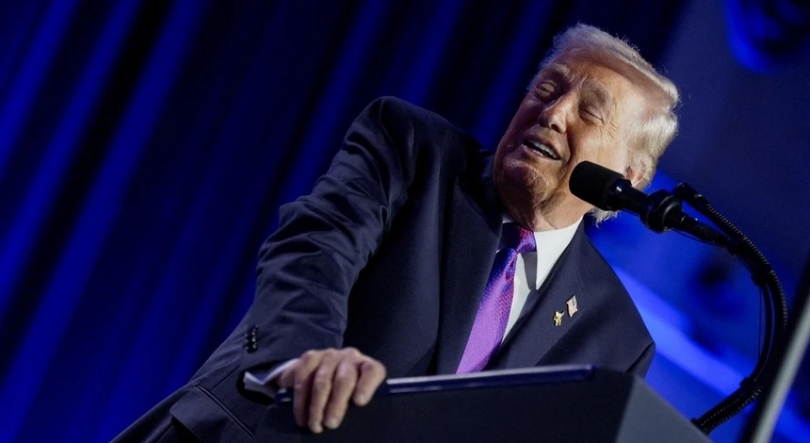 Imagem de Obamas retratados como macacos. Trump remove vídeo racista após críticas