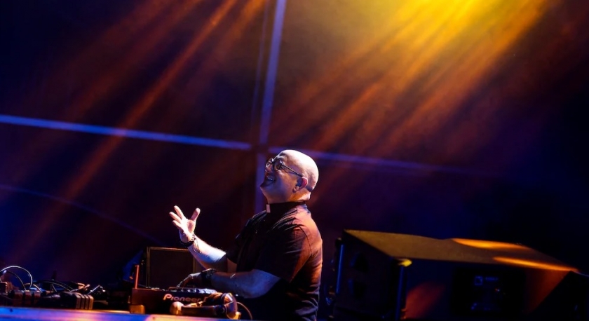 Imagem de Padre de dia, DJ à noite