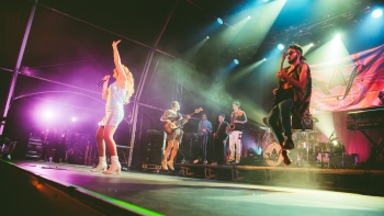 Imagem de The Acoustic Foundation, “O Conto do Vigário”