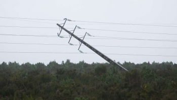 Imagem de Mais de 100 mil clientes continuam sem energia elétrica
