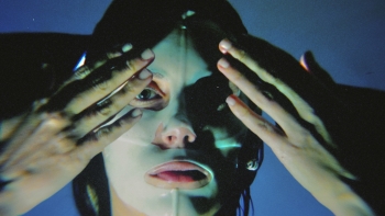 Imagem de Lana Gasparøtti, “Let Go”